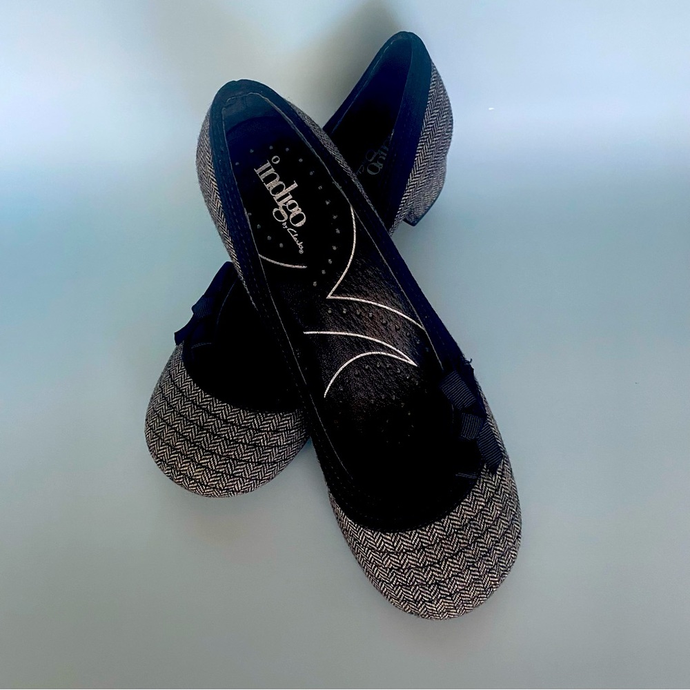 Indigo Women's Black and Tan Mary Jane Shoes